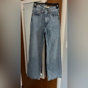 Levi’s Ribcage Wide Leg Jean
Waist 24 Length 32